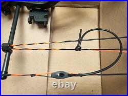 BEAR ARCHERY CRUZER G3 RTH RH 70LB SHADOW Compound Bow Open Box