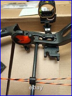 BEAR ARCHERY CRUZER G3 RTH RH 70LB SHADOW Compound Bow Open Box