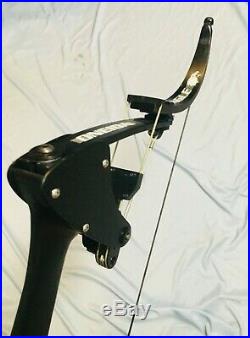 Black Oneida Eagle Bow X80 Right Hand 20-35-55 LB. 27-30 draw Excellent