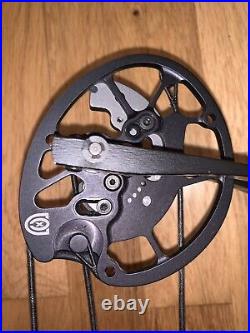 Hoyt Invicta 37 DCX Compound Bow Right-Handed 40-50 lbs, 28.5-30 Draw + Extras